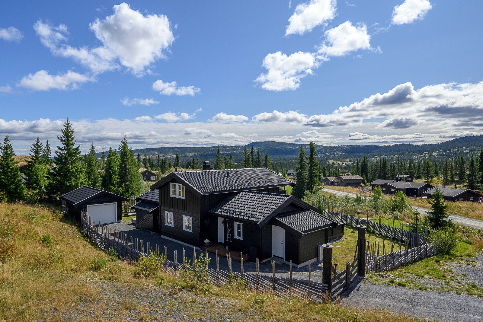 Nydelig utsikt og gangavstand til alt du trenger for et hyggelig opphold på fjellet, inkludert langrennsløyper, alpinbakker, matbutikk, golfbane og mye mer. Galleribilde