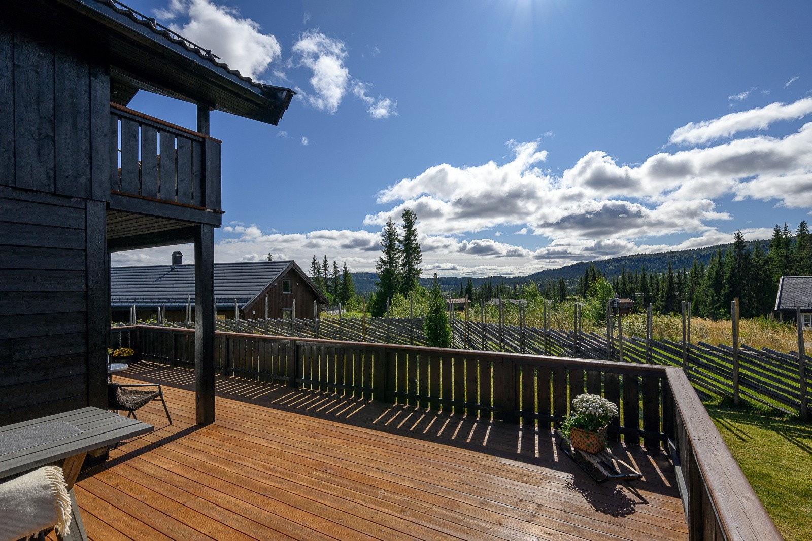 Utvendig kan du nyte godt av flere flotte uteplasser med bl.a. stor terrasse i 1. etasje og hyggelig veranda i 2. etasje. Galleribilde