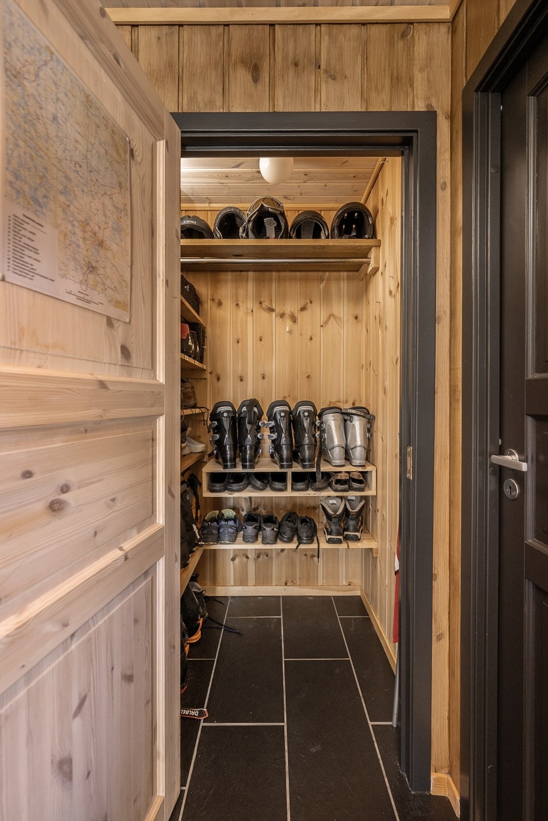 Innvendig bod med praktisk tilknytning til entréen. Galleribilde