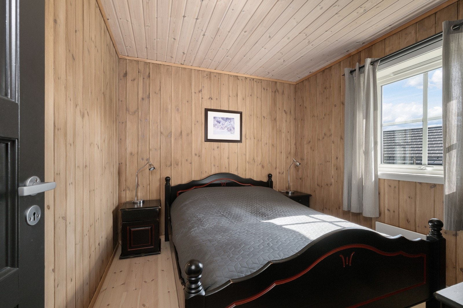 Planløsningen byr ellers på fem soverom, med til sammen elleve sengeplasser, som gir god plass til både venner og hele familien. Galleribilde