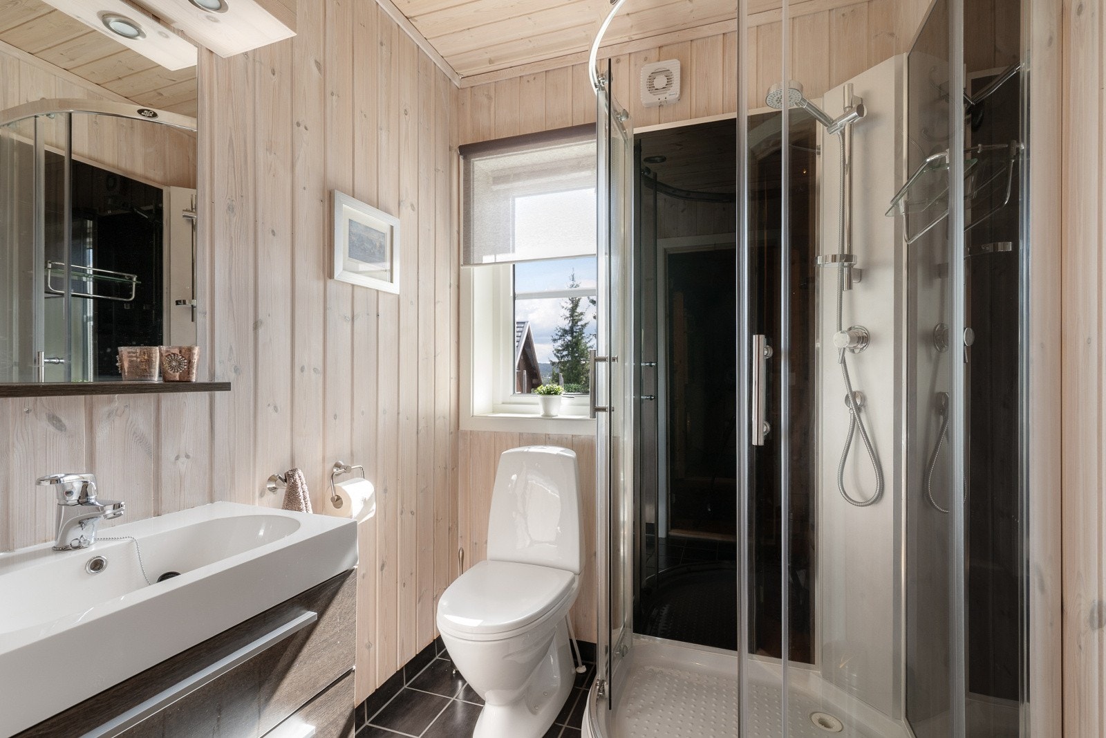 Av våtrom inneholder hytta to bad, badstue og ett toalettrom. Badene er plassert i 1. etasje. Galleribilde