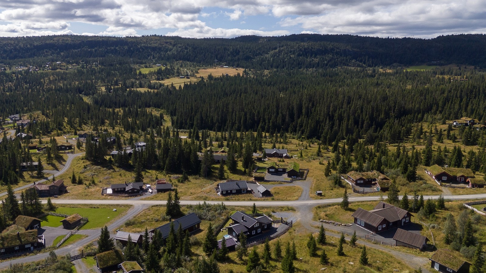 Vår, sommer og høst inviterer naturen til fotturer, toppturer, fjellfiske eller sykling. Alt etter ønske kan du sykle i høyfjellsterrenget, eller ta med familien på mer passende tursykling. Galleribilde