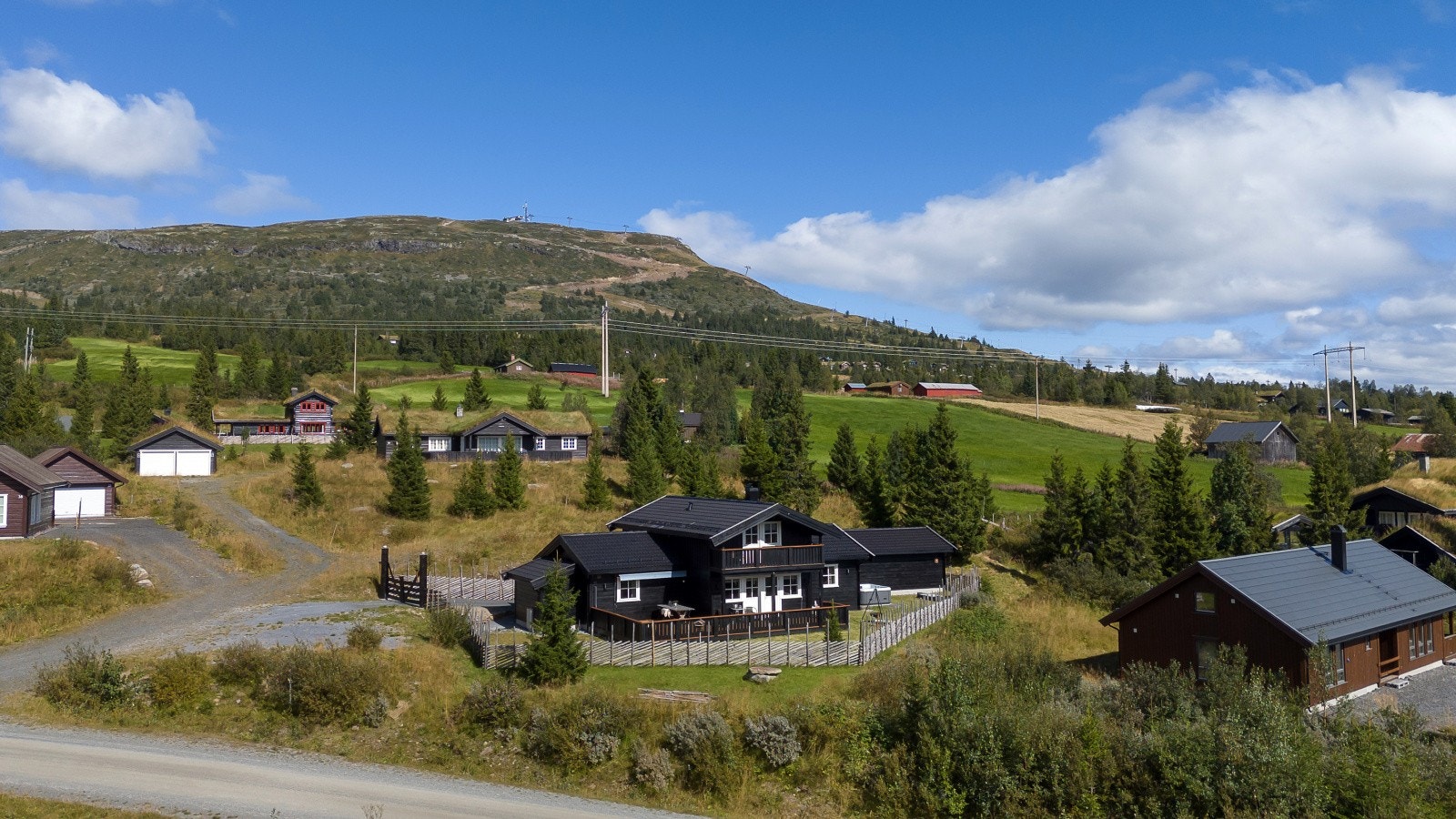 Med umiddelbar nærhet til alle fasiliteter tilbyr hytta et perfekt utgangspunkt for fantastiske naturopplevelser - både sommer og vinter. Galleribilde