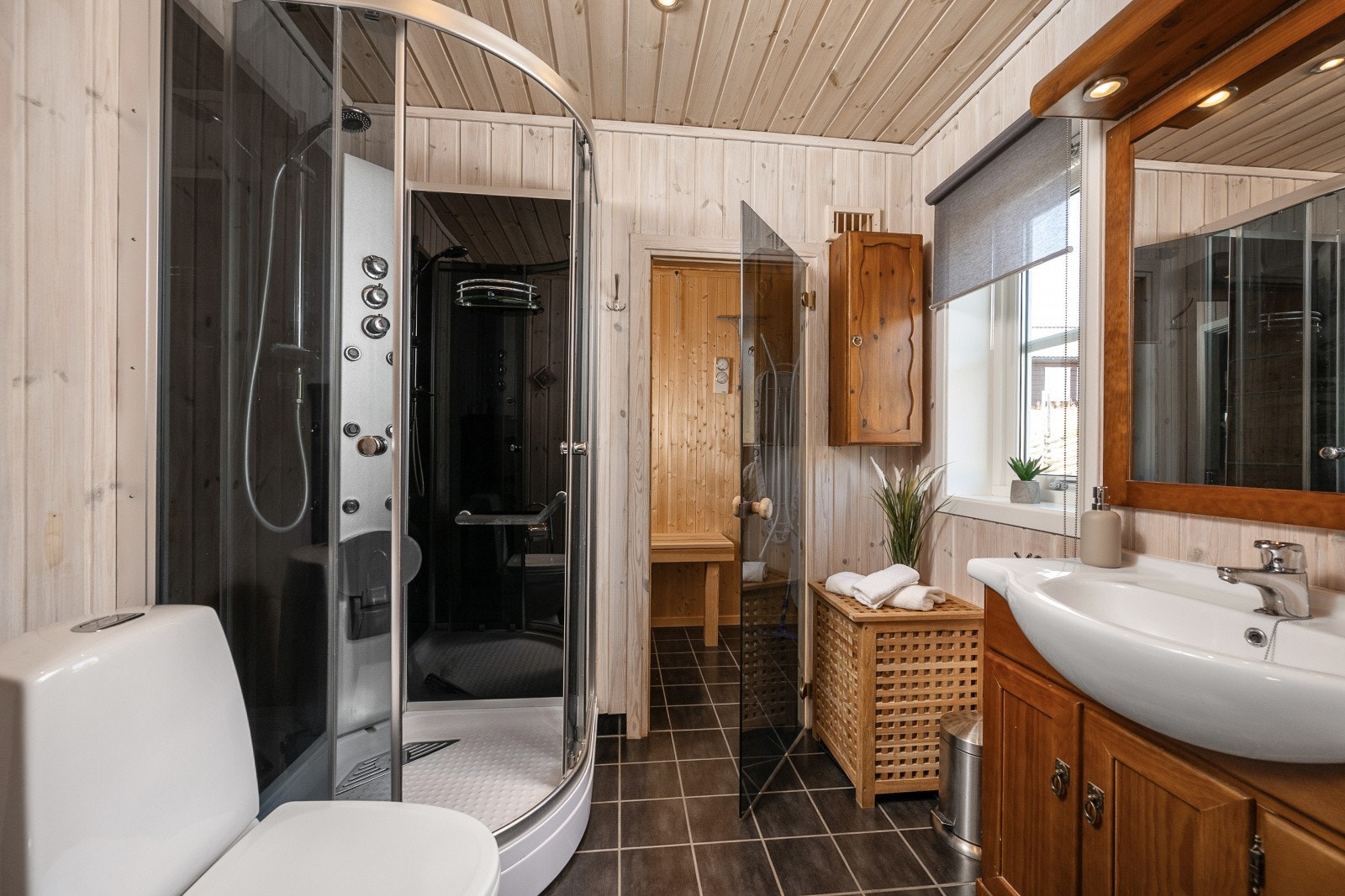 Ett av badene har også direkte tilgang til badstue med plassbygd innredning og badstuovn. Galleribilde