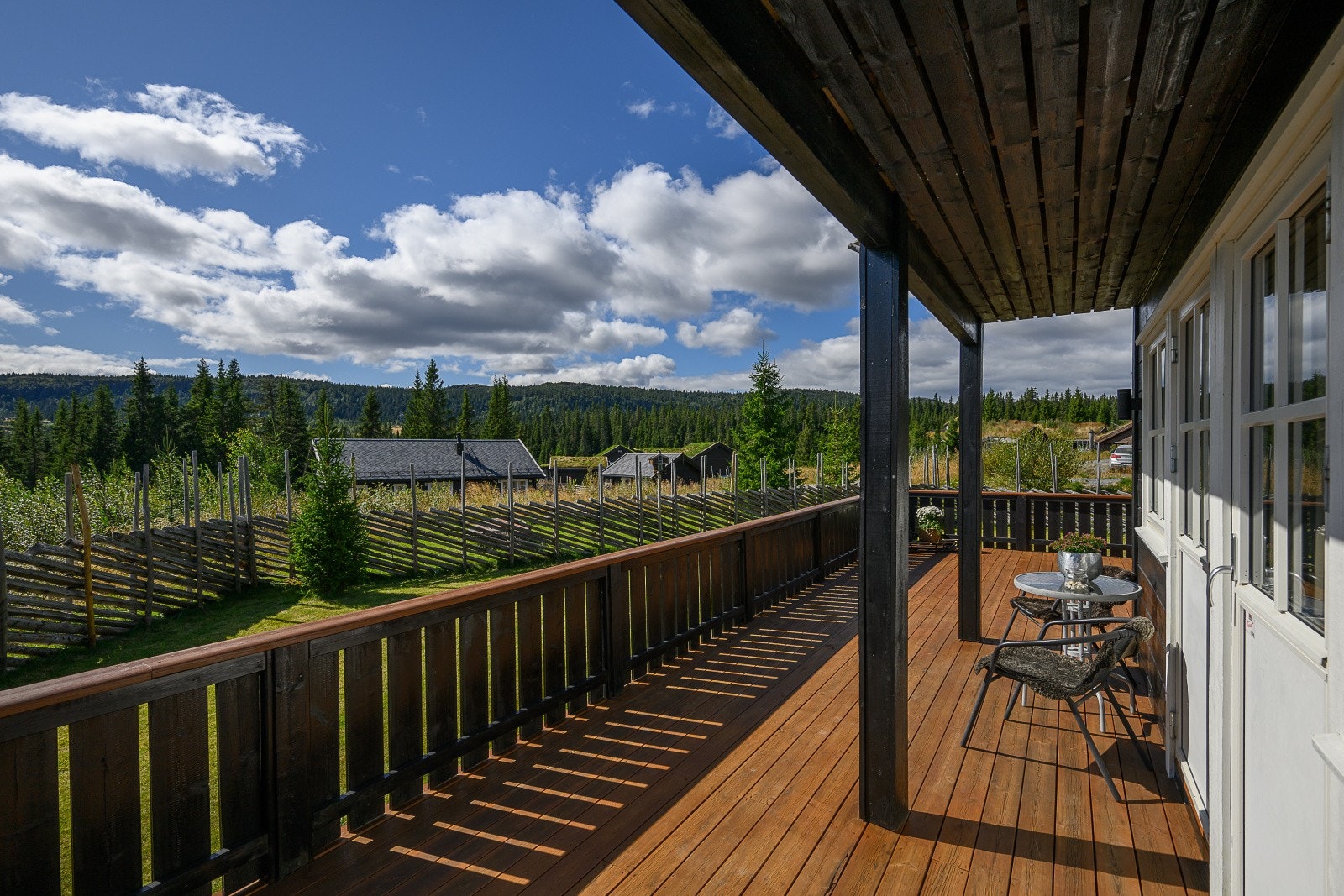 Terrasse i 1. etasje med direkte utgang fra stuen. Galleribilde