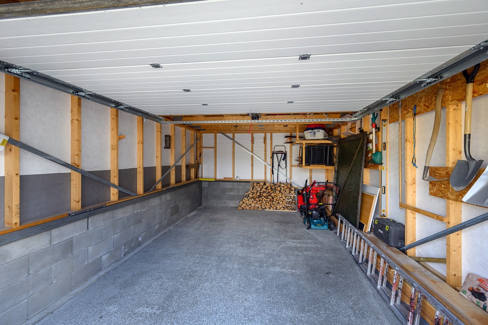 Wallbox el-billader montert i garasje. Galleribilde