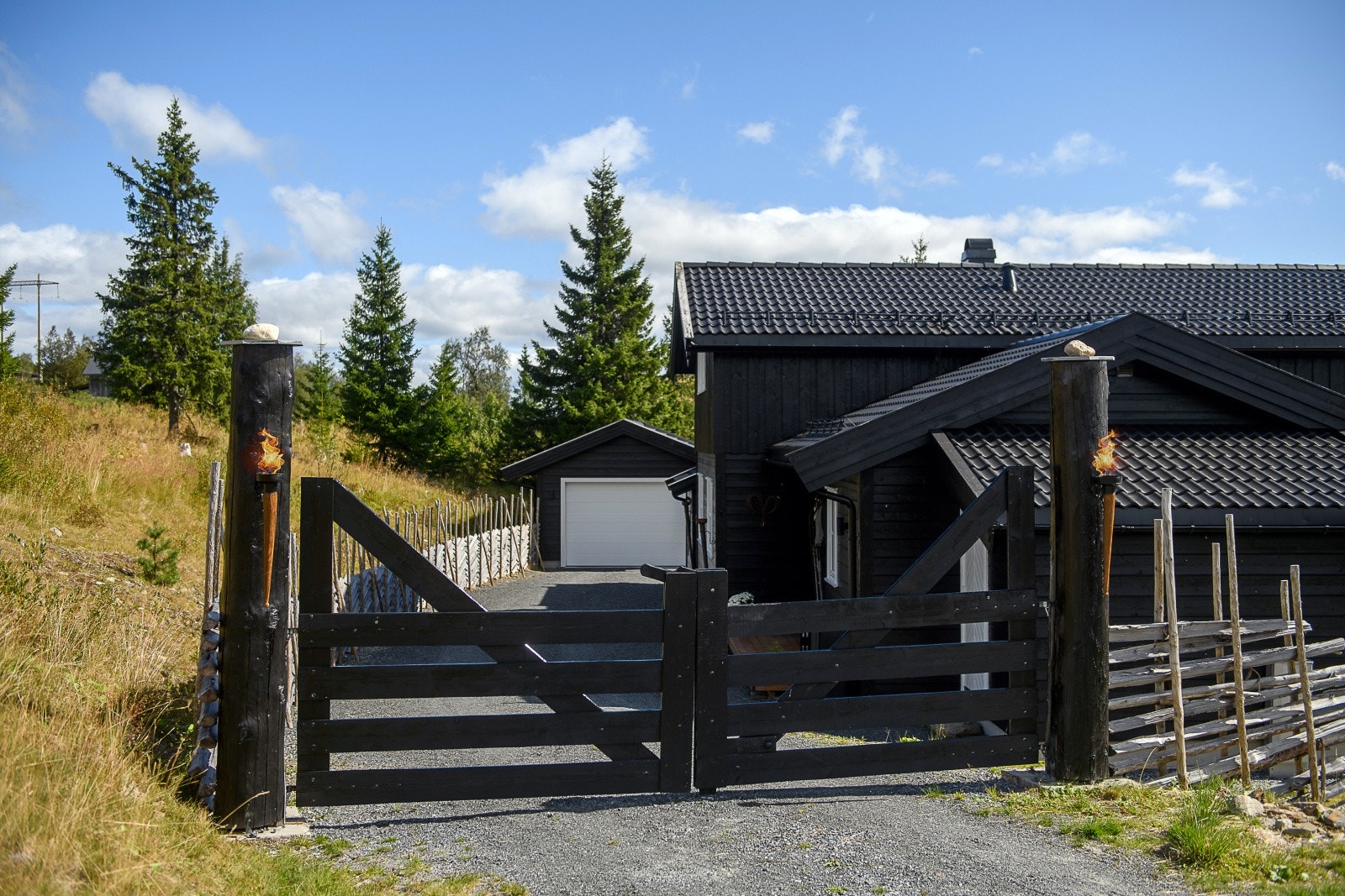 Dobbel port ved adkomst til eiendommen. Galleribilde