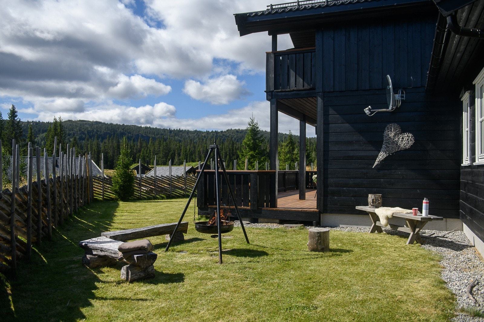 Dagens eier har også utnyttet tomten godt med anlagt bålplass for ekstra hygge. Galleribilde
