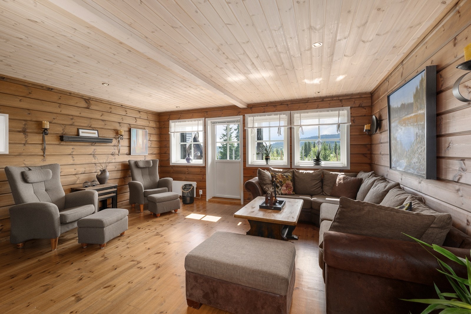 Hytta ble oppført i 2011 i tradisjonell hyttestil med tregulv og panel på vegger og himling. Galleribilde