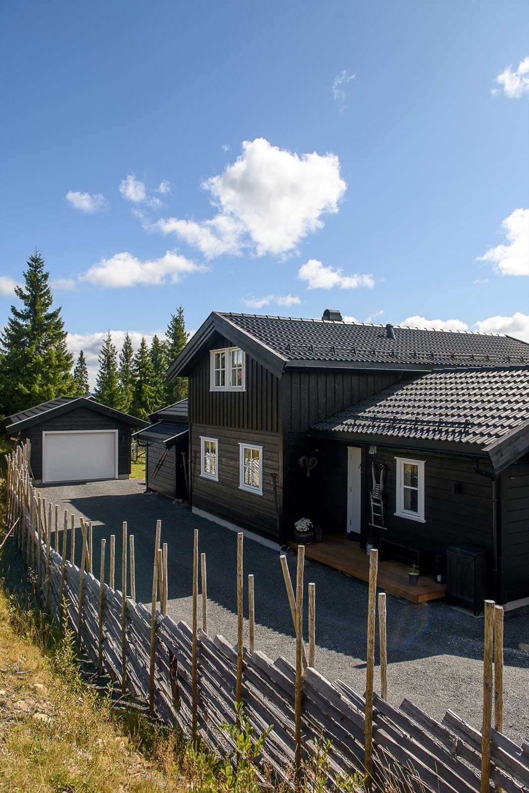 Gode parkeringsforhold i garasje fra 2020, eller på egen gruslagt gårdsplass. Galleribilde