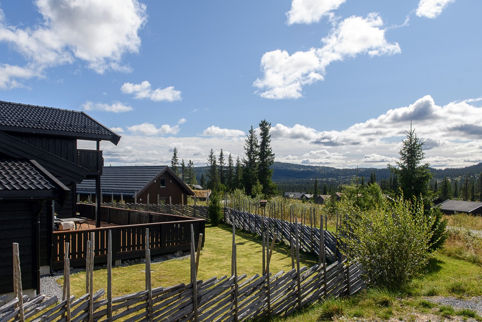 Eiendommen er plassert 772 meter over havet som gir et fint utsyn over nærliggende områder. Galleribilde