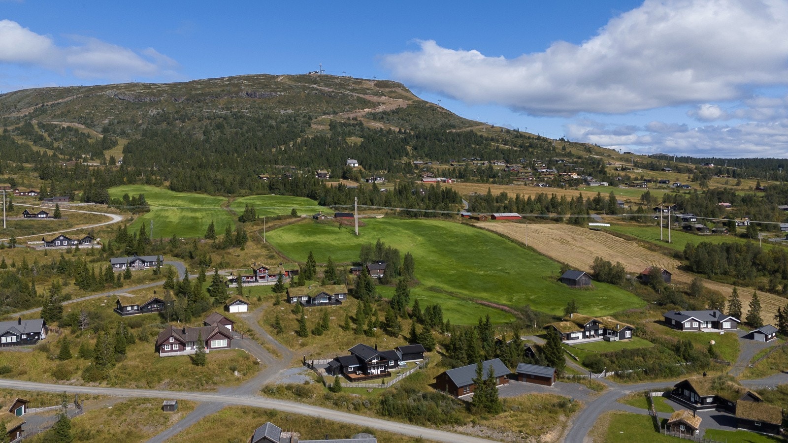Skeikampen, kjent for sitt alpinsenter, ligger bare 600 meter fra eiendommen og tilbyr utfordringer tilpasset for alle nivåer. Området er ideelt for vintersportentusiaster, med nærmeste langrennsløype kun 163 meter unna eiendommen. Galleribilde