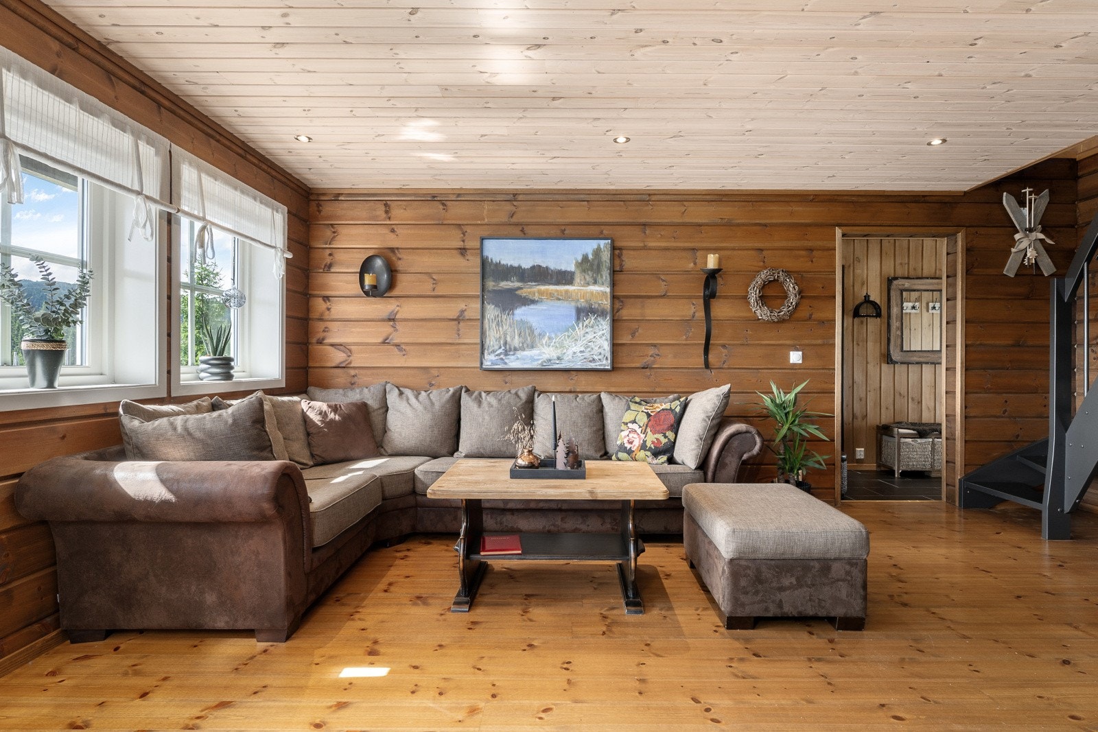 Fra stue er det også trappeadkomst opp til 2. etasje med egen loftstue. Galleribilde