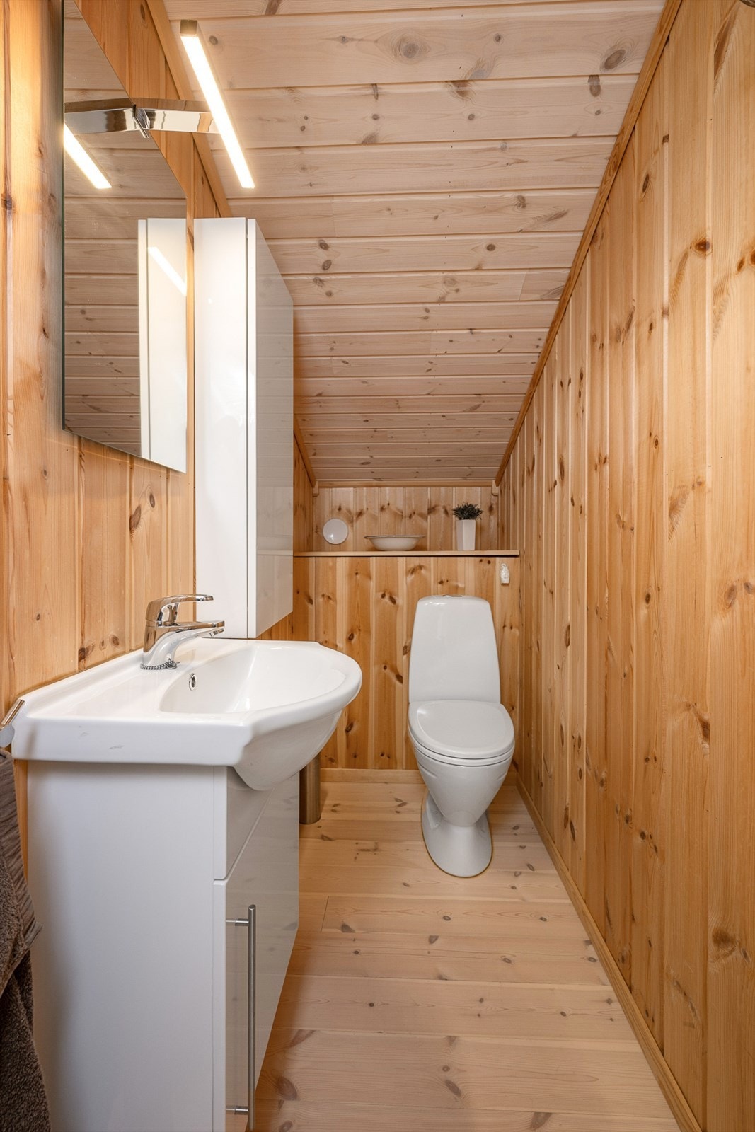 Toalettrommet er praktisk plassert i 2. etasje og er innredet med vask og gulvmontert WC. Galleribilde