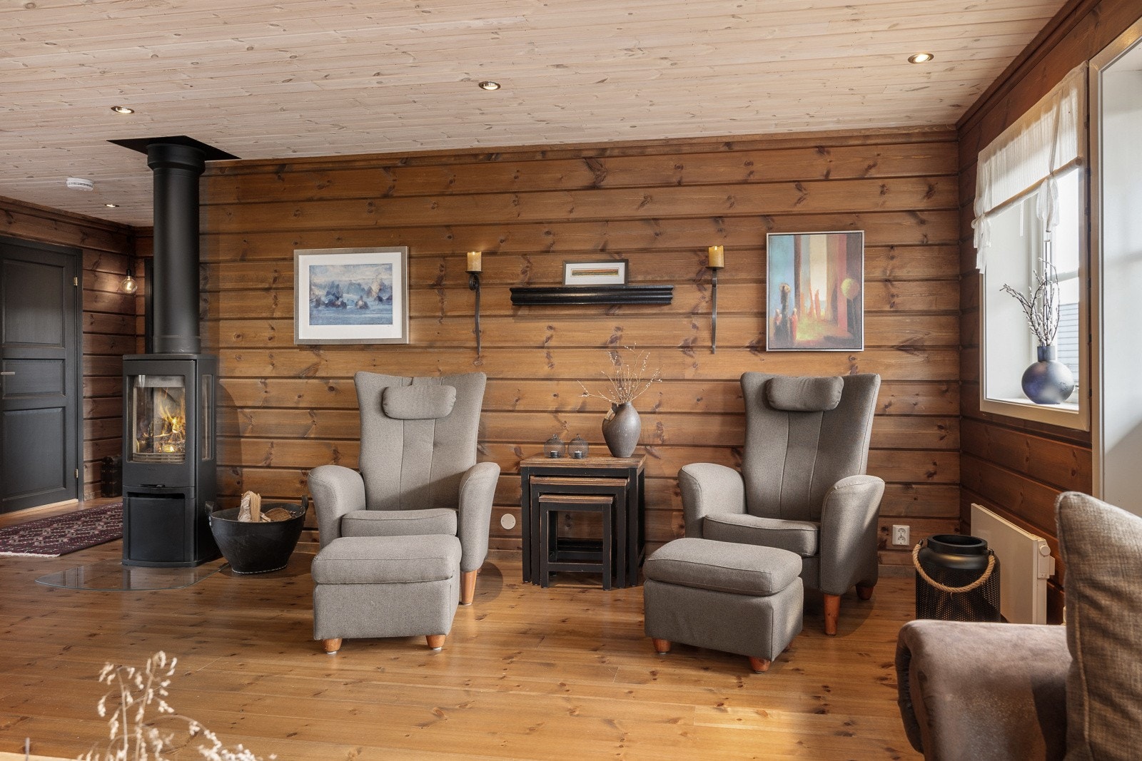 Direkte utgang til høyre i bildet til herlig terrasse som gir deg flott utsyn over nærliggende områder. Galleribilde