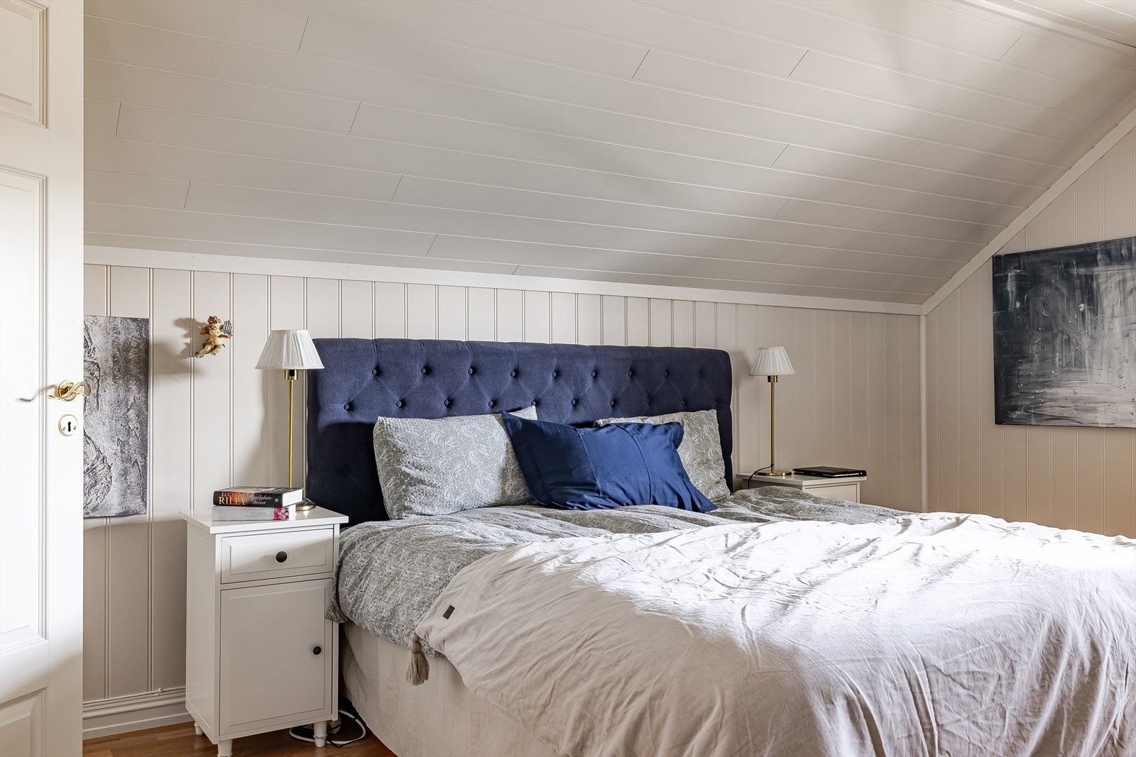 Hovedsoverommet er av god størrelse og har plass for dobbeltseng og nattbord. Galleribilde