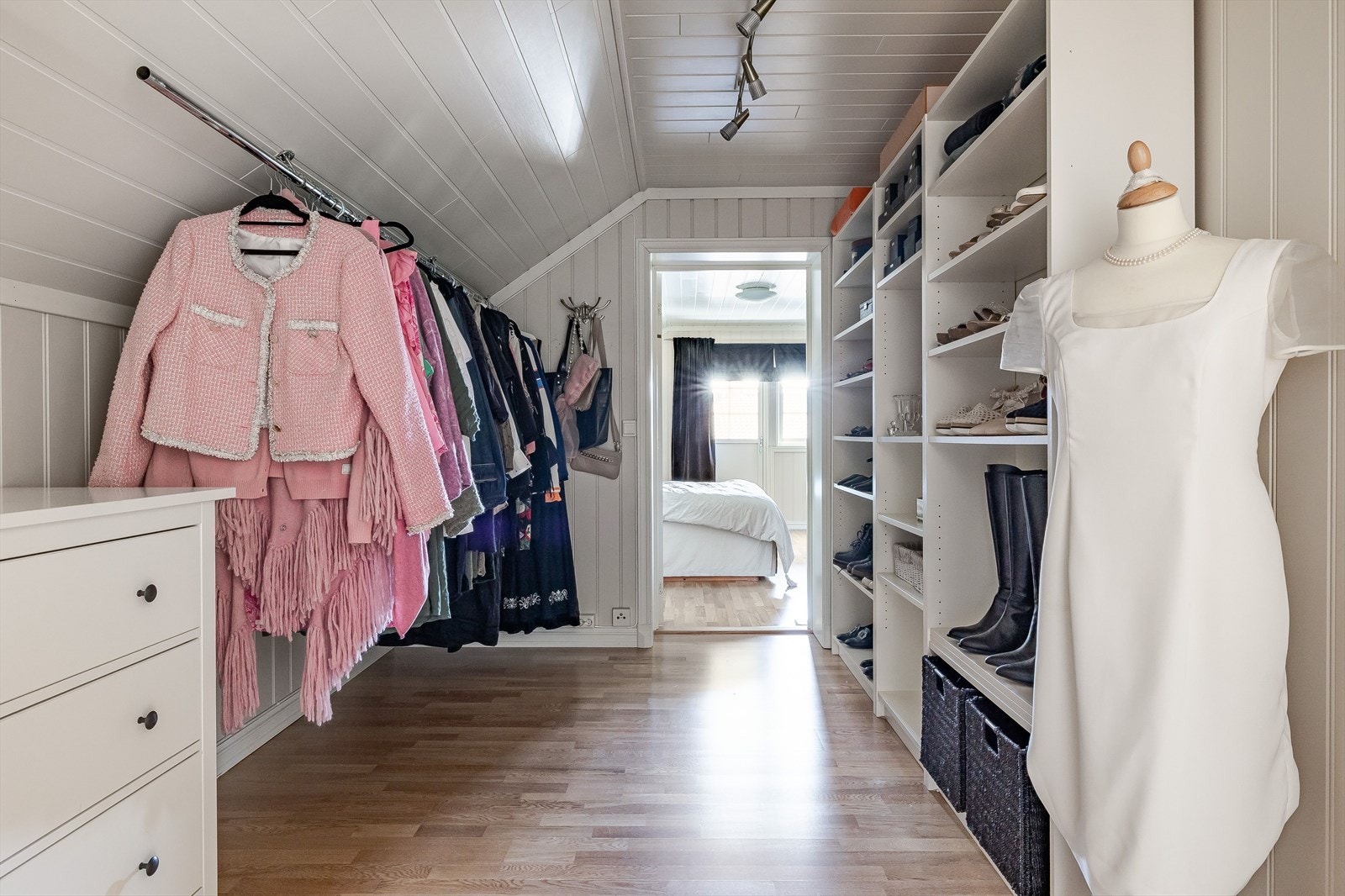 Det er adkomst til hovedsoverom via walk-in-closet. Galleribilde