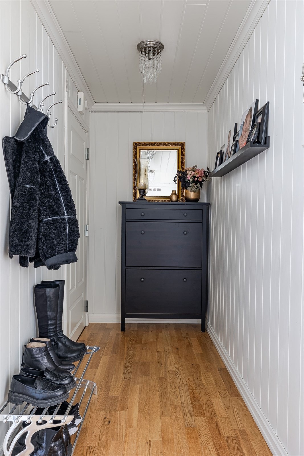 Velkommen inn! Du ønskes velkommen hjem til en lys og pen gang med opphengsmuligheter for tøy. Galleribilde