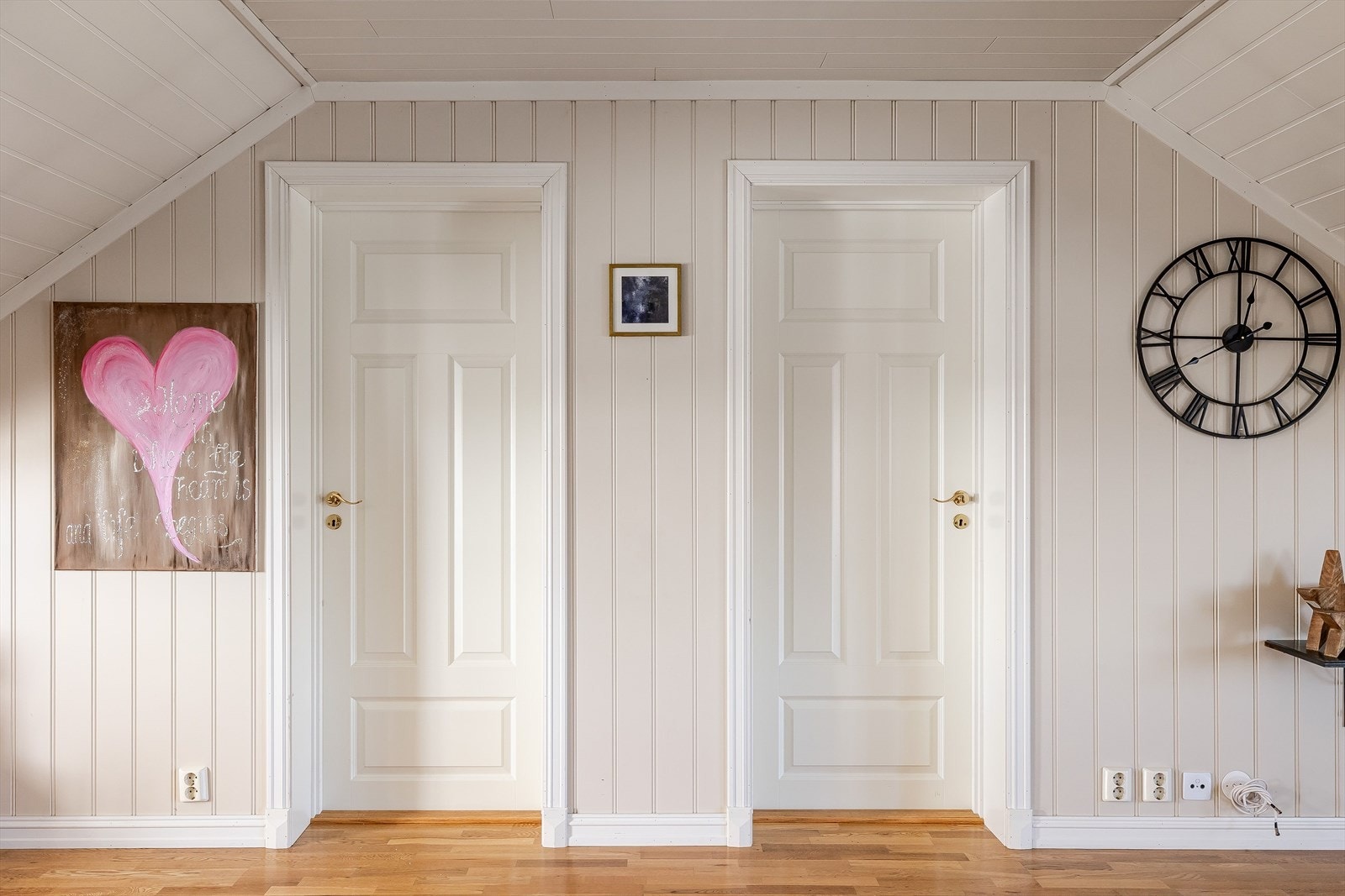 To av soverommene ligger vegg i vegg, og disse er orientert mot nord. Galleribilde