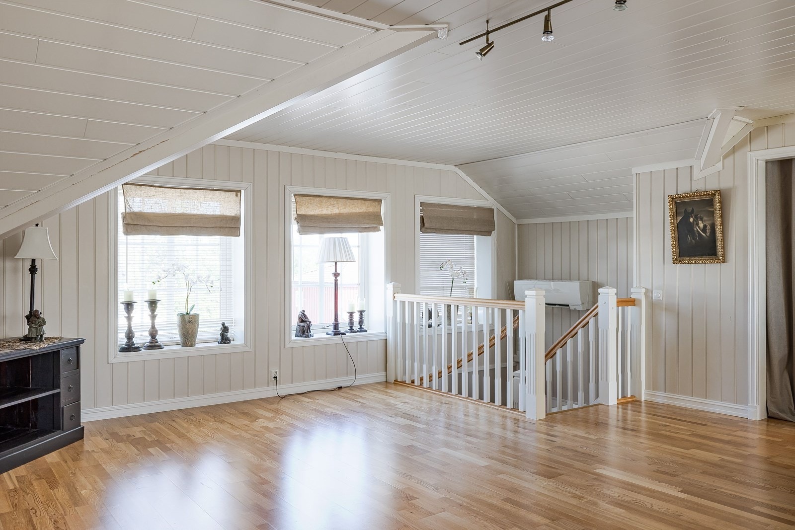 Oppe i 3. etasje møtes du av en lys og romslig loftstue. Galleribilde