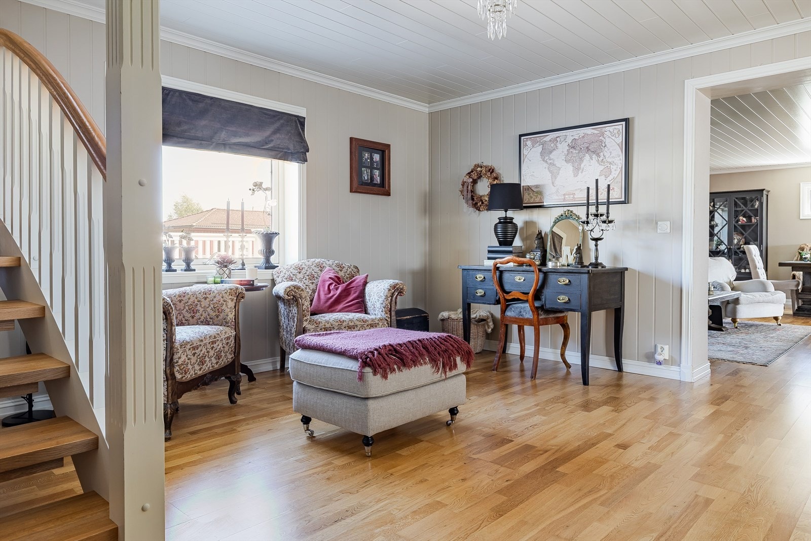 Fra gangen kommer man inn i en åpen løsning med stue og kjøkken, med plass for eksempelvis sittemøbler. Galleribilde