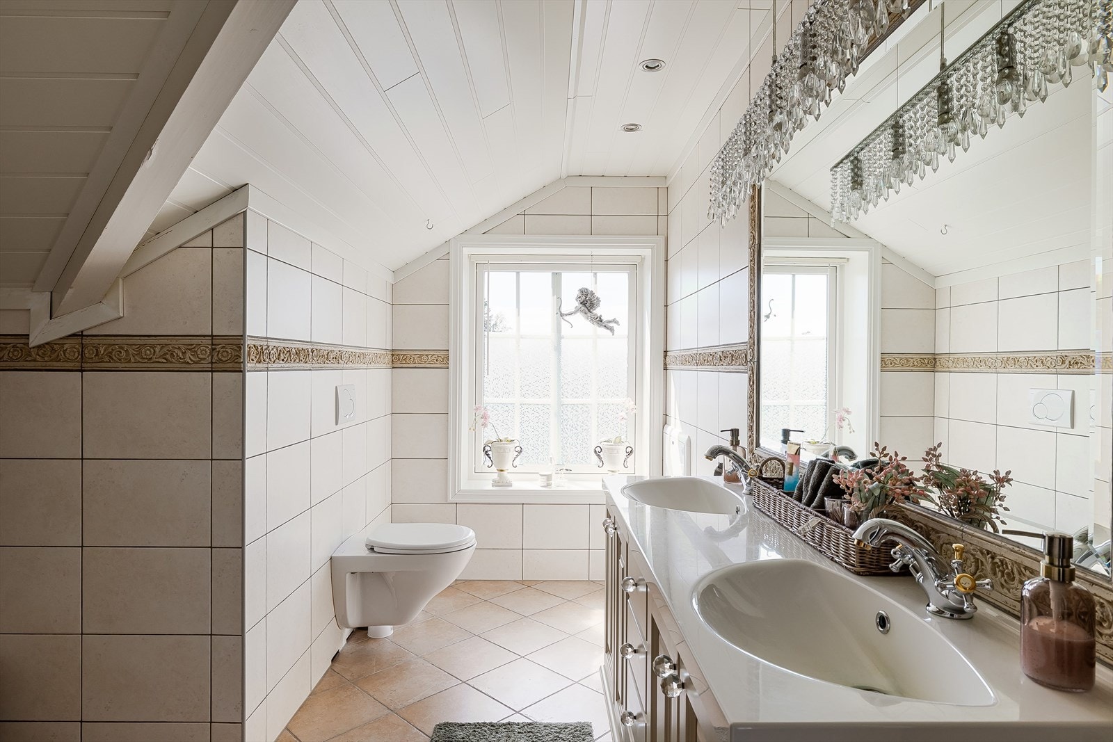 Boligen har et stort og flislagt bad med vegghengt toalett, dusjhjørne, og romslig innredning med doble og nedfelte servanter. Galleribilde