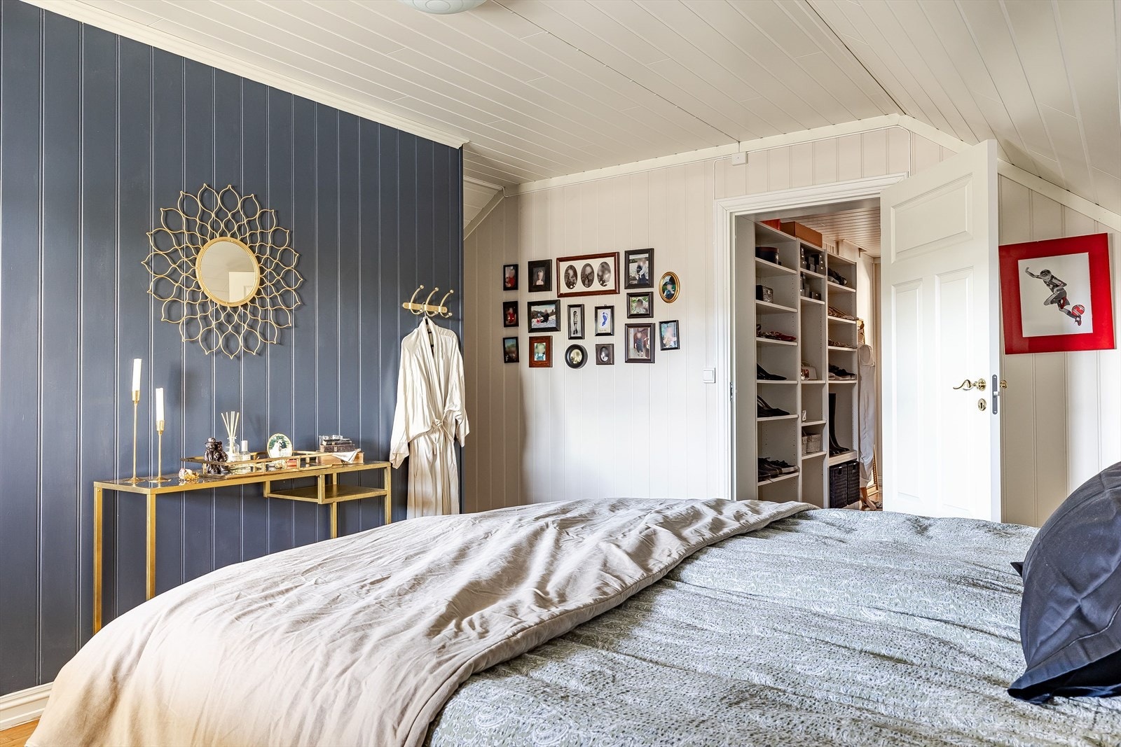 Rommet er malt med en kontrastvegg, og har utgang til en egen veranda som ligger vendt mot sør. Galleribilde