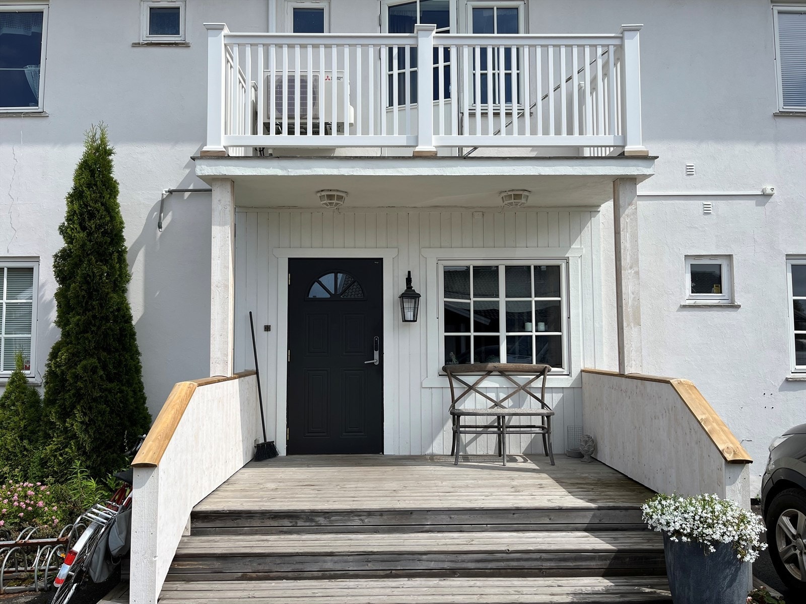 Boligen som ligger i 2. og 3. etasje har inngangsparti ved gårdsplass og dobbelgarasje med elbil-lader på baksiden av bygningen. Galleribilde