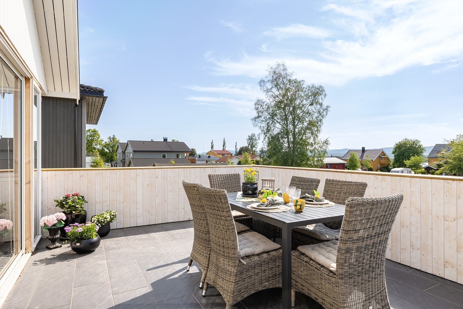 Verandaen mot vest har suverene solforhold og ligger mot bakgården. Flislagt dekke sørger for enklere renhold. Galleribilde