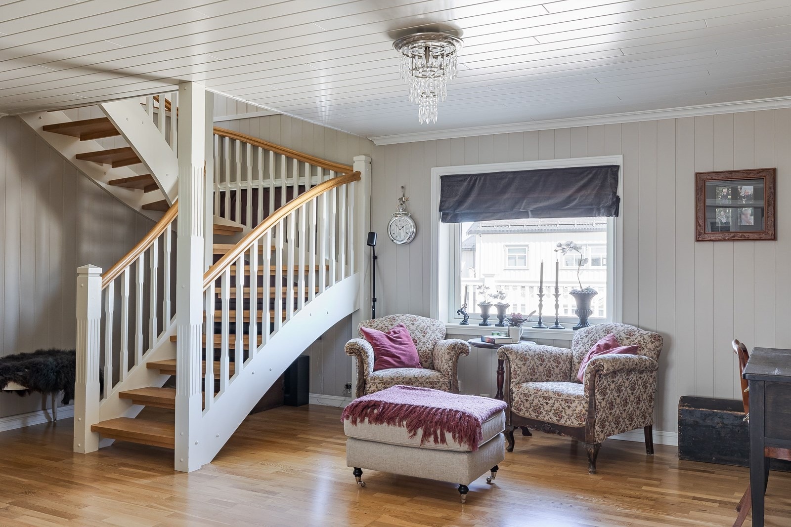 Fra den åpne løsningen ved kjøkkenet er det trapp opp til 3. etasje. Galleribilde