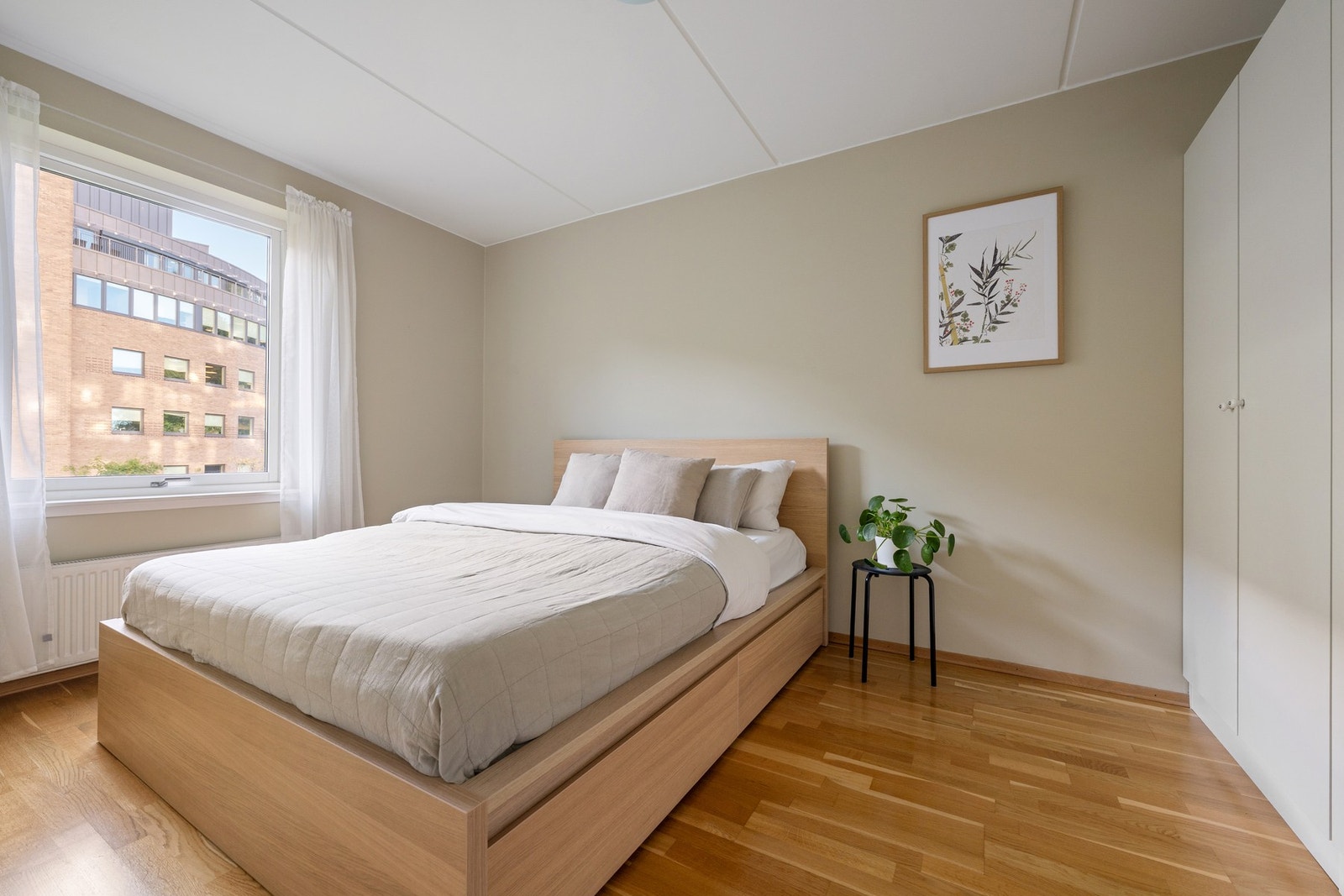 Romslig soverom med stor vindusflate. Galleribilde