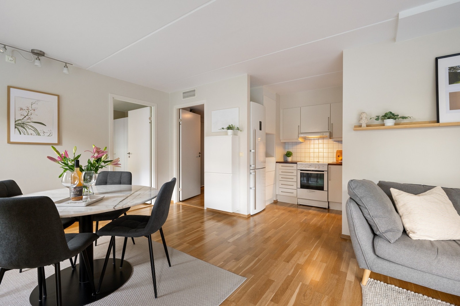 Stue og kjøkken i delvis åpen løsning. Galleribilde