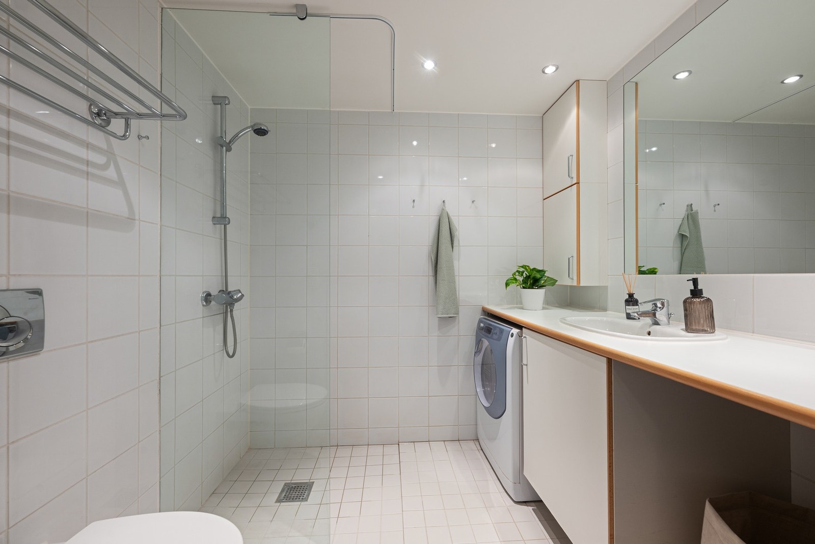 Klassisk bad med flislagte overflater og gulvvarme. Galleribilde