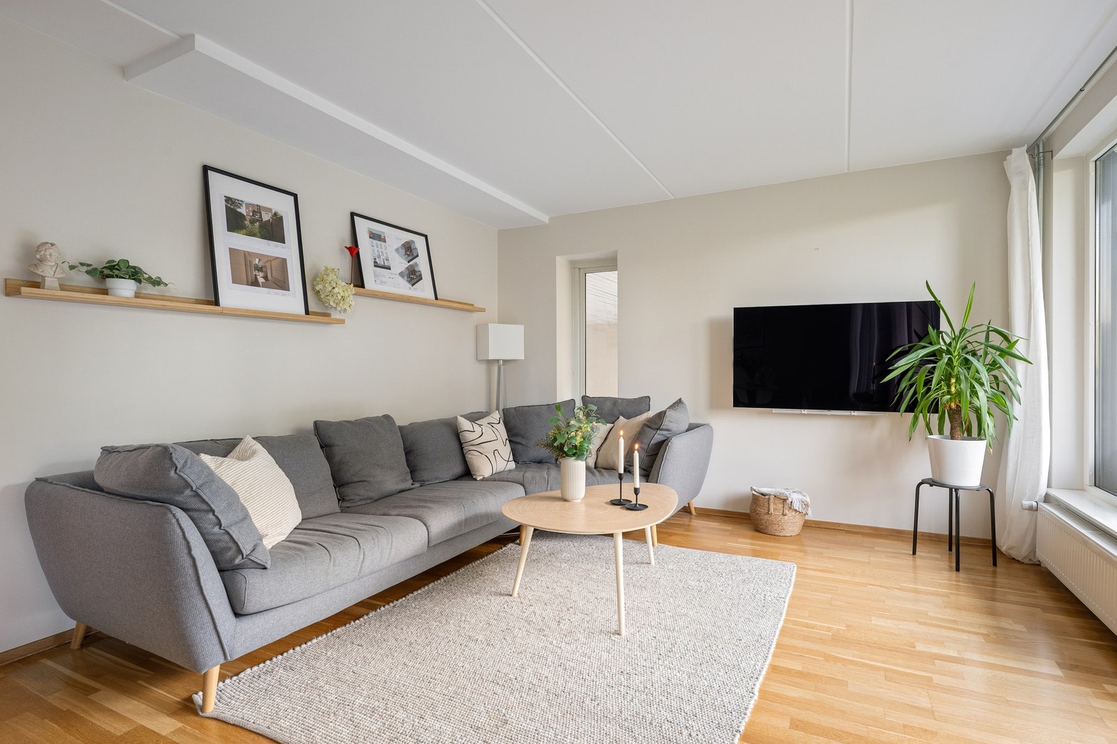 Oppvarming via radiatorer og varmtvann inkludert i felleskostnadene. Galleribilde