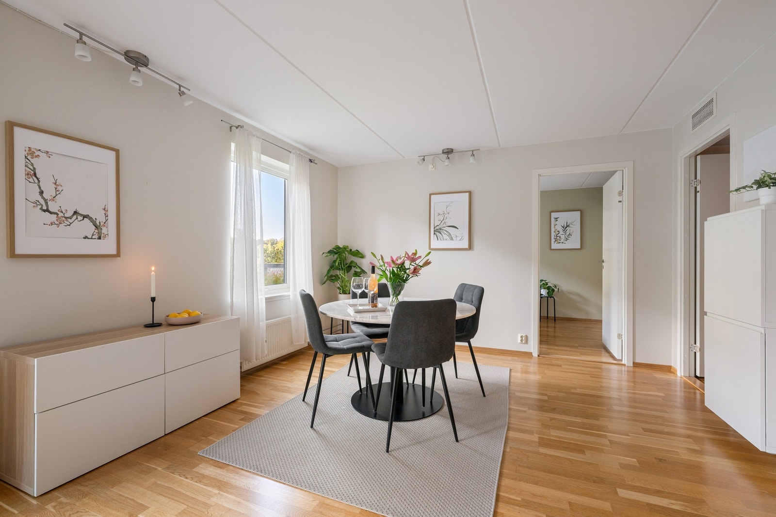 Direkte adkomst fra stue/spisestue til soverom. Galleribilde