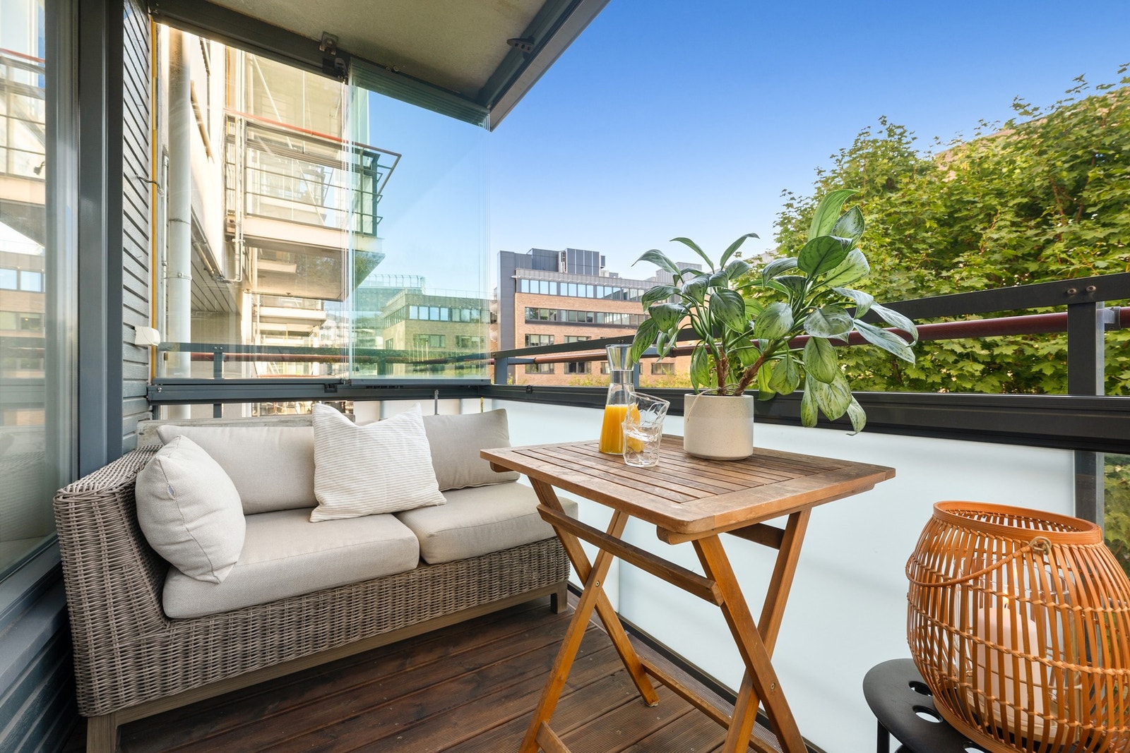 Her får du en stor 2-roms meg innglasset balkong. Galleribilde