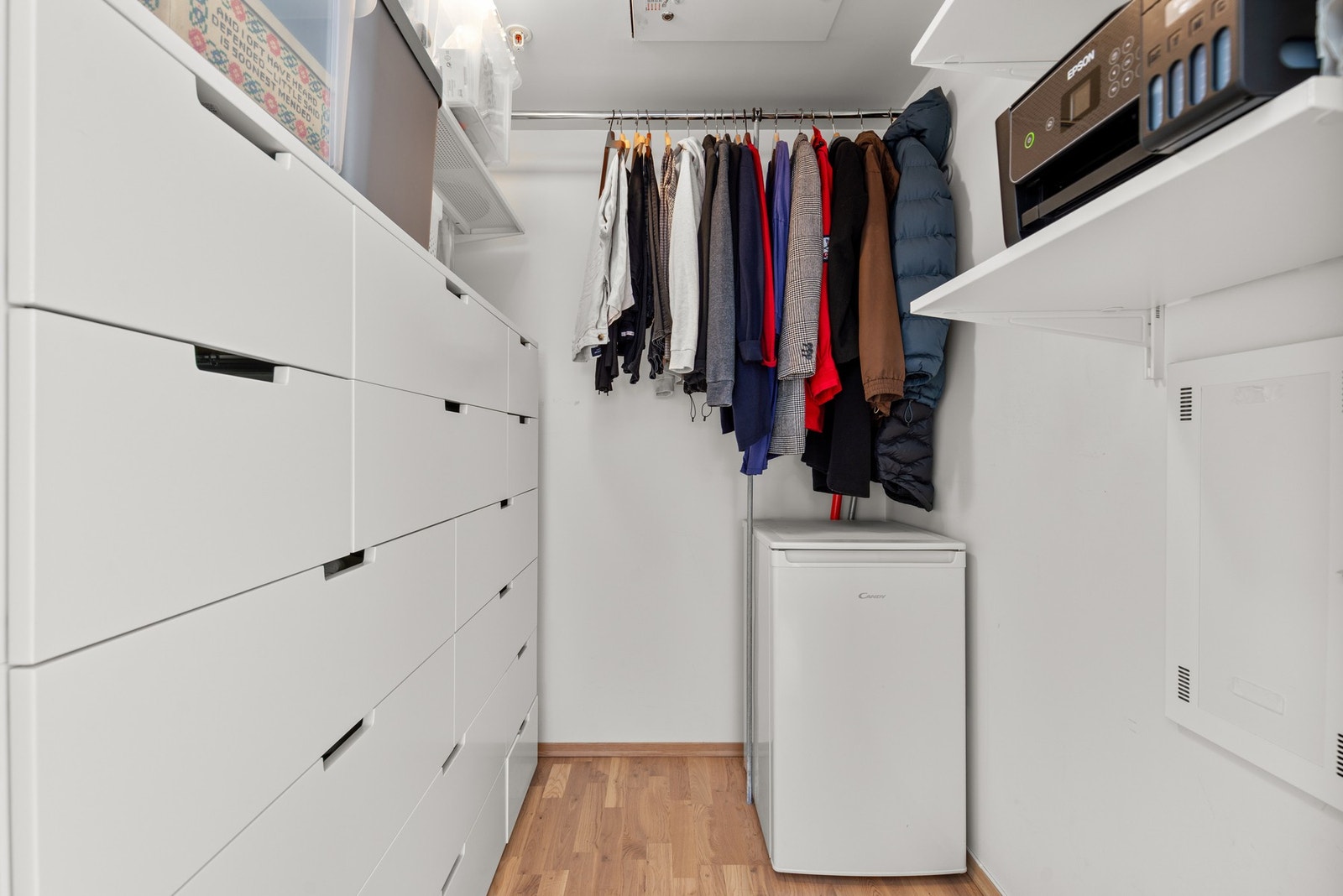 Fra gangen er det tilgang til innvendig bod med gode oppbevaringsmuligheter. Galleribilde