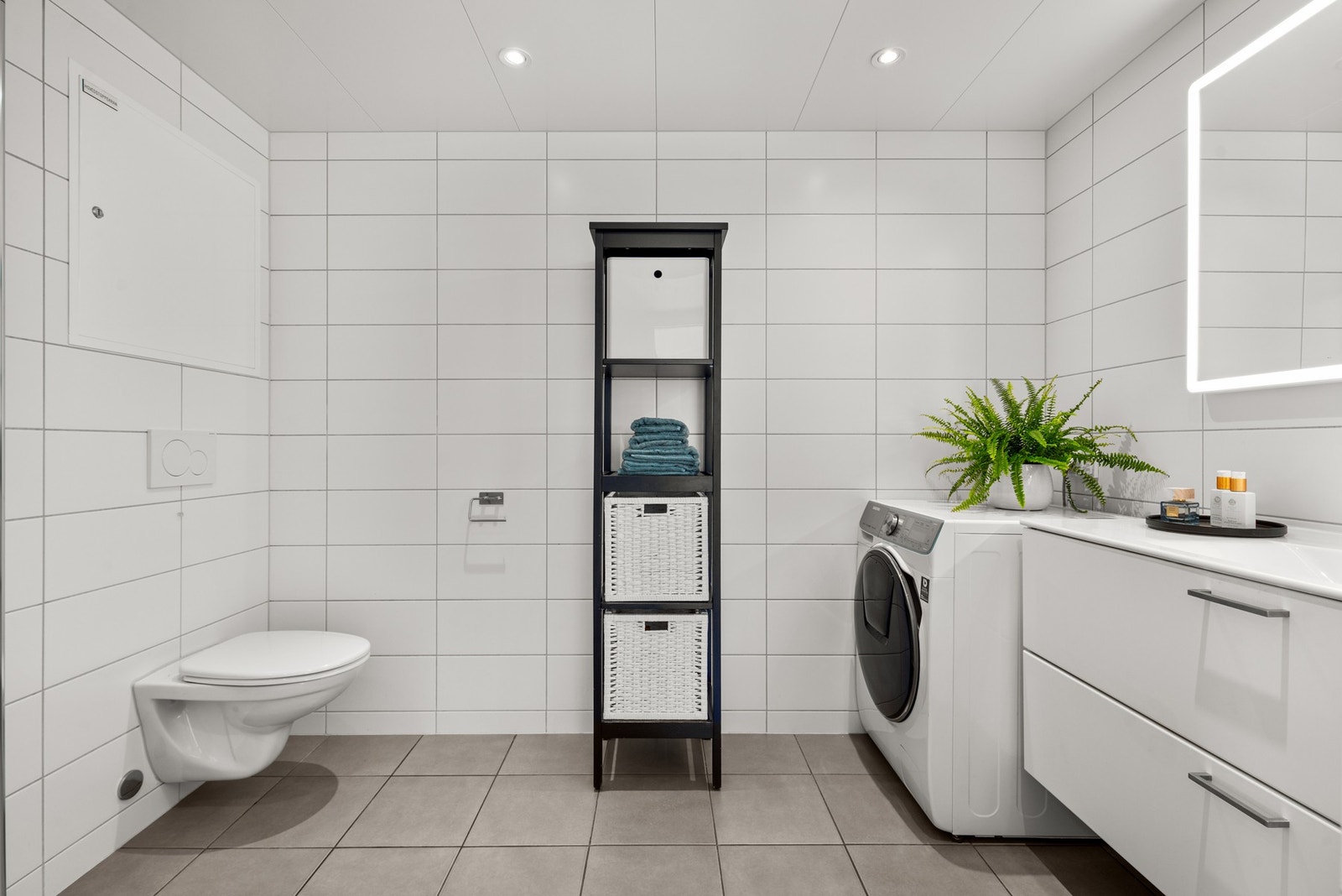 Baderommet er av god størrelse og det er god plass til både vaskemaskin og tørketrommel. Galleribilde