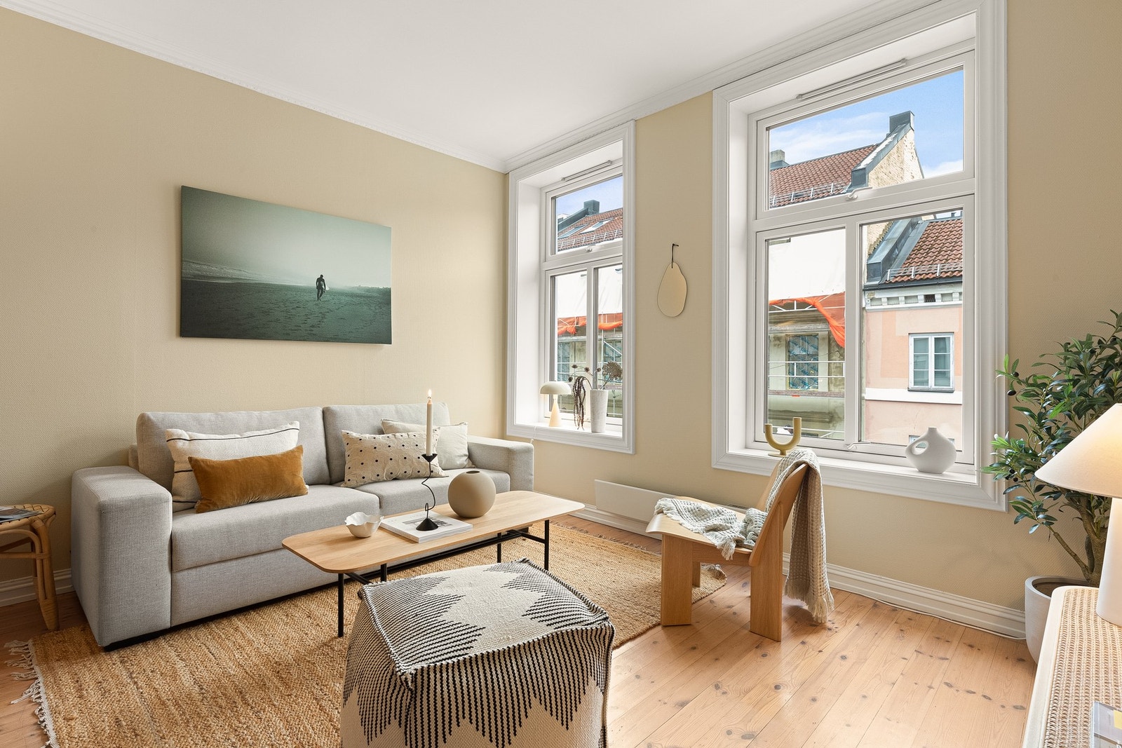 Lys og luftig stue med god takhøyde og store vindusflater som gir rikelig med naturlig lys. Galleribilde