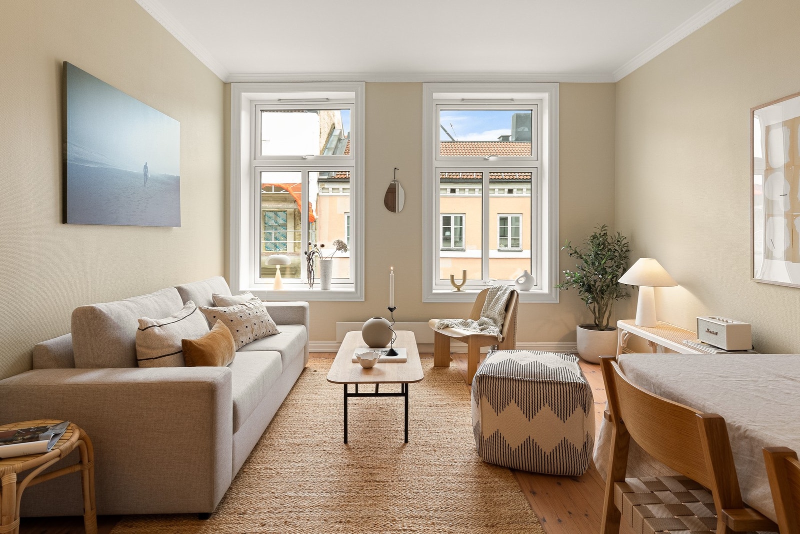 Gjennomgående planløsning, romslige rom, god takhøyde, store vindusflater som gir rikelig med naturlig lys og brede vinduskarmer. Galleribilde