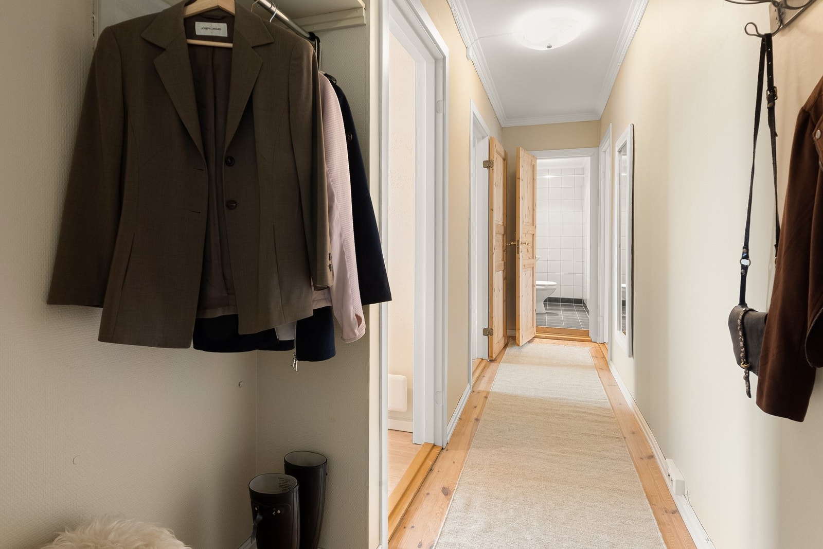 Fin entré/gang med god plass til oppheng av yttertøy og sko. Galleribilde