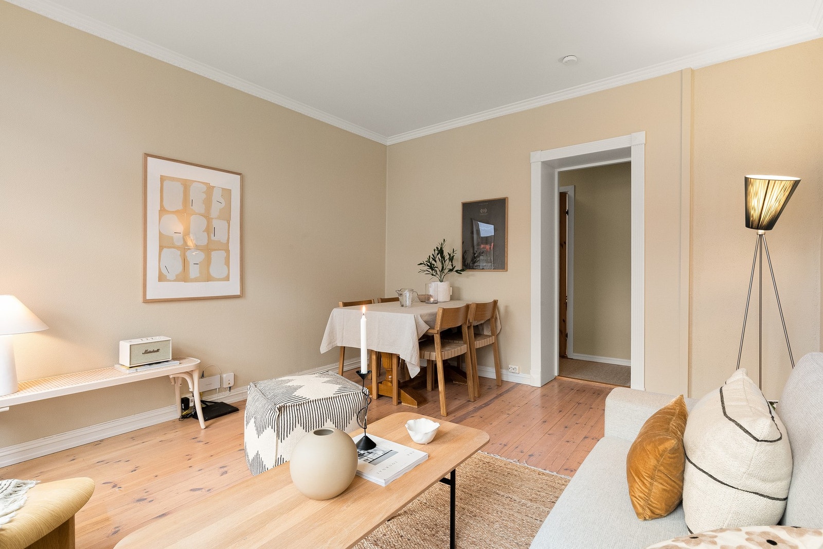 Stuen vender mot lite trafikkert gate, her kan du slappe av i rolig atmosfære. Galleribilde