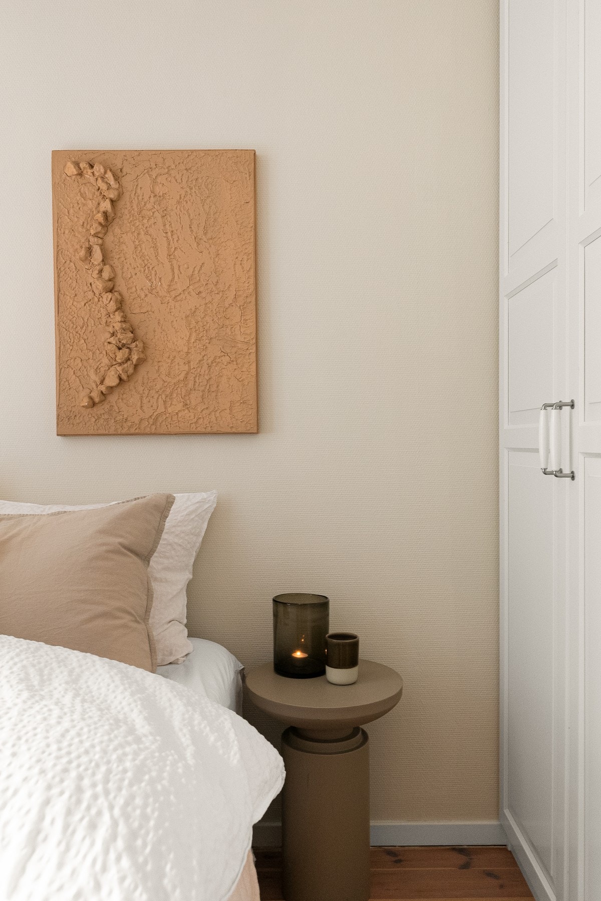 Soverommet vender ut mot borettslagets indre gårdsrom og er skjermet fra solen på ettermiddags- og kveldstid, samt trafikkstøy. Galleribilde