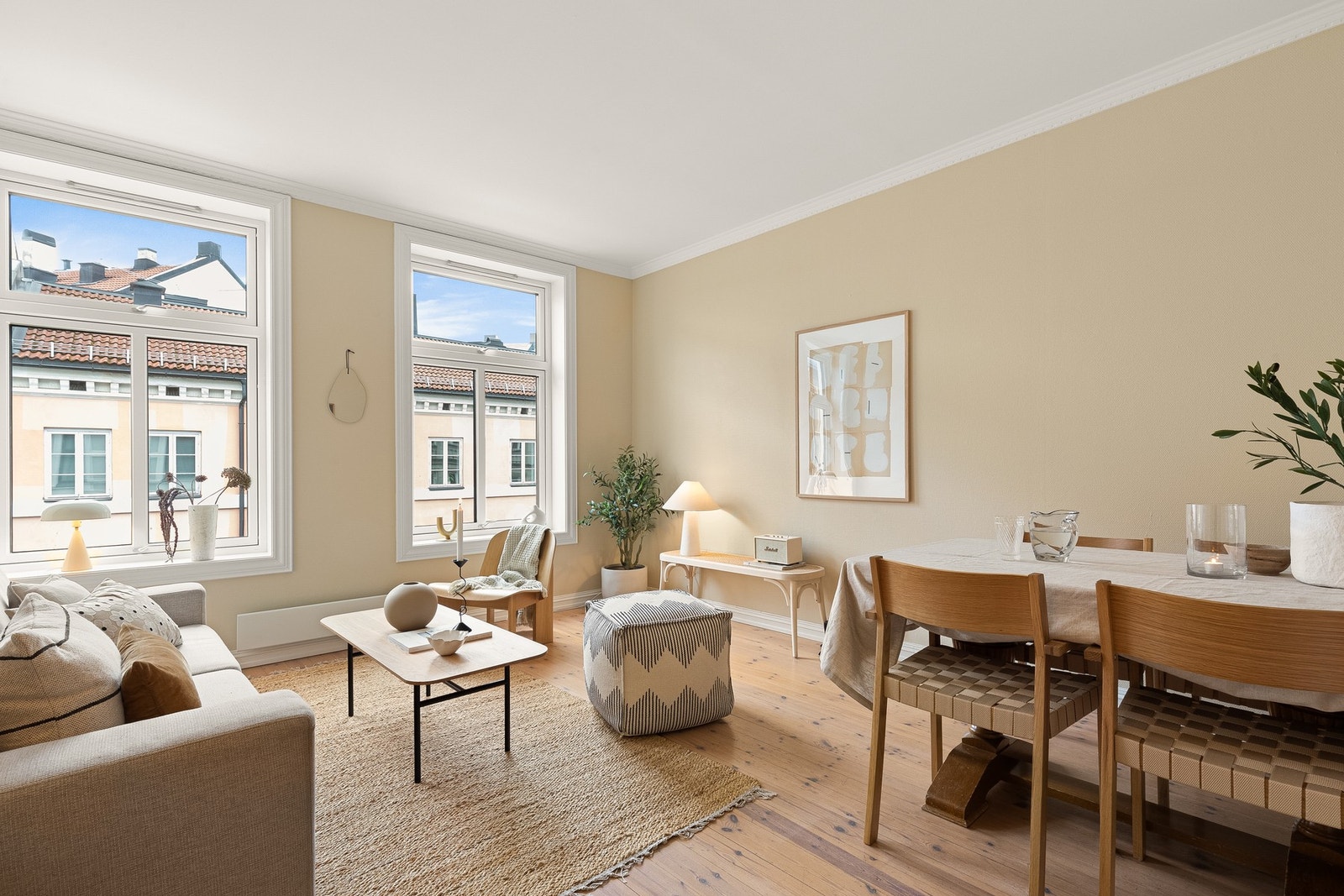 Pen og klassisk 2-roms leilighet med nyere balkong fra 2023 og med ettertraktede beliggenhet i klassisk hjørnegård på populære Grünerløkka. Galleribilde