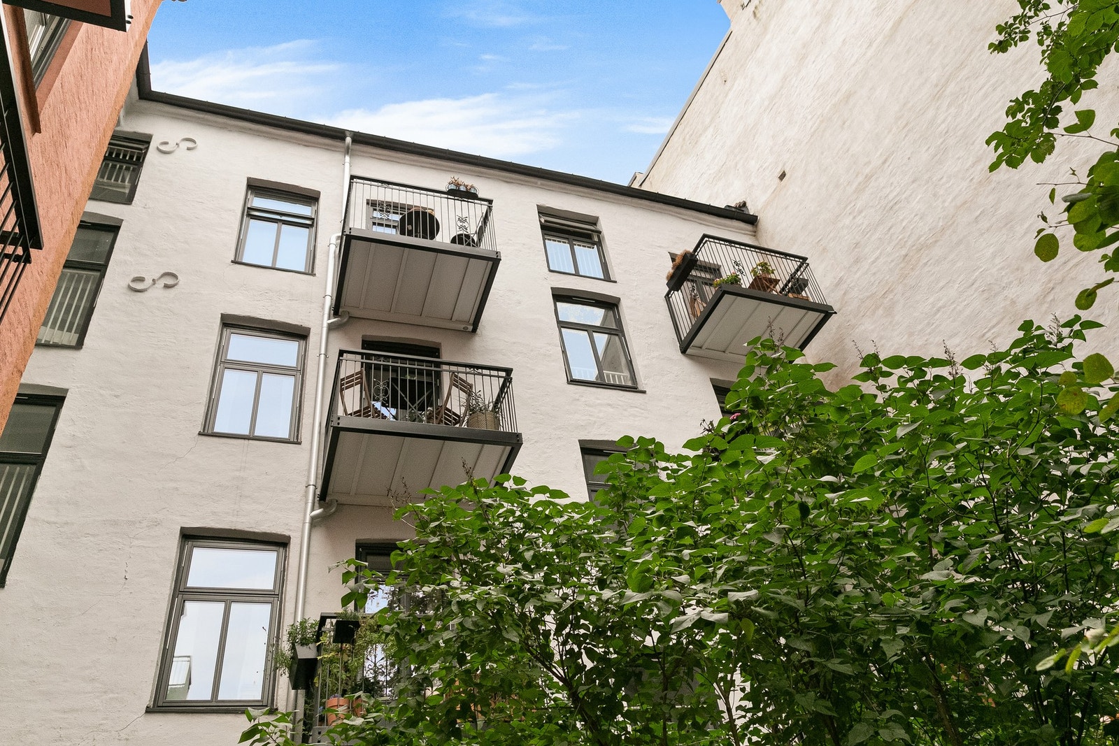 Fra balkongen kan man nyte hyggelig utsyn over sjarmerende, opparbeidet gårdsrom. Galleribilde