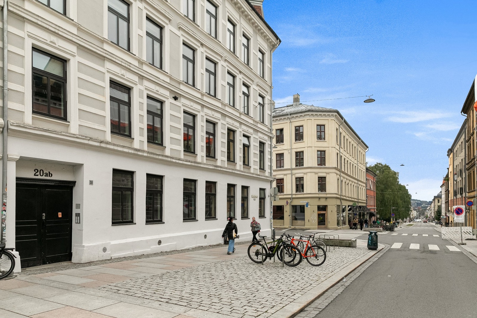 Leiligheten ligger luftig til i byggets 3. etasje med gjennomgående planløsning. Galleribilde