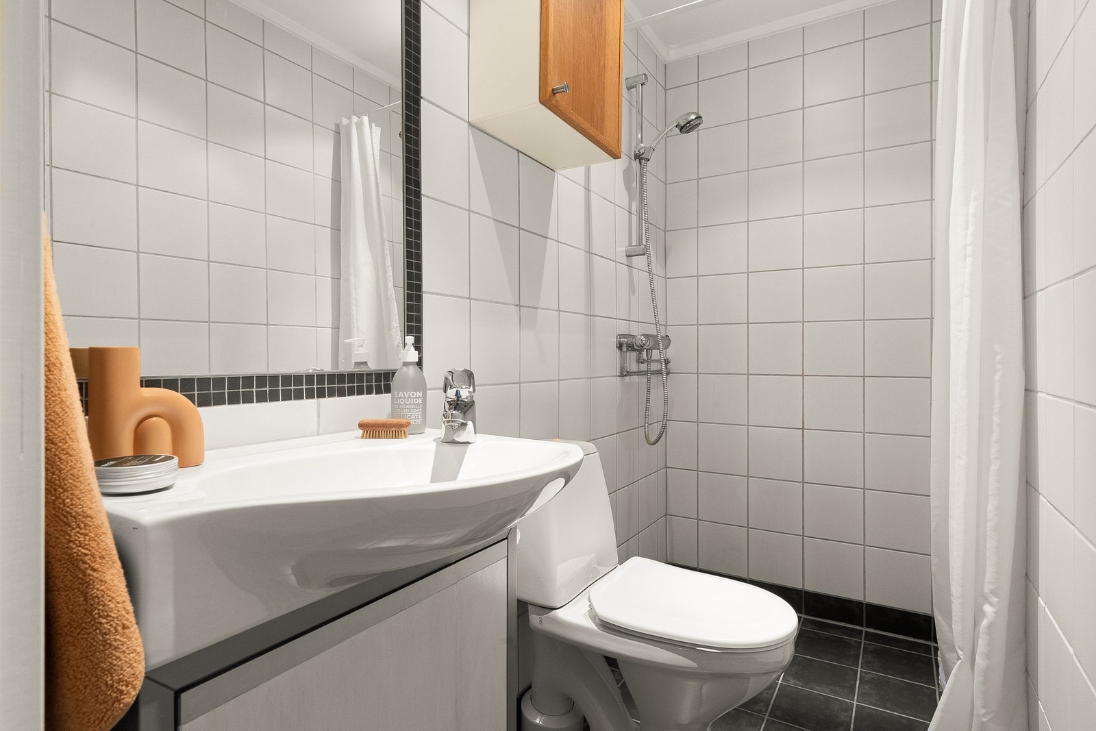 Innbydende og tidløst flislagt baderom som ble pusset opp i regi av borettslaget i 2005. Galleribilde