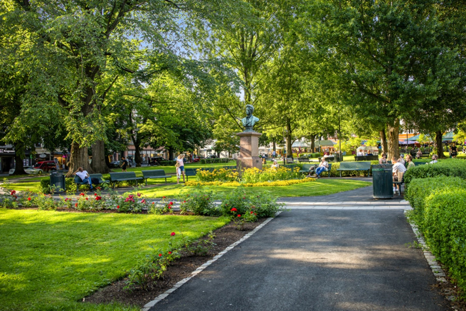 Olaf Ryes Plass er et perfekt sted å kunne slappe av med på varme sommerdager med en is i hånda. Galleribilde