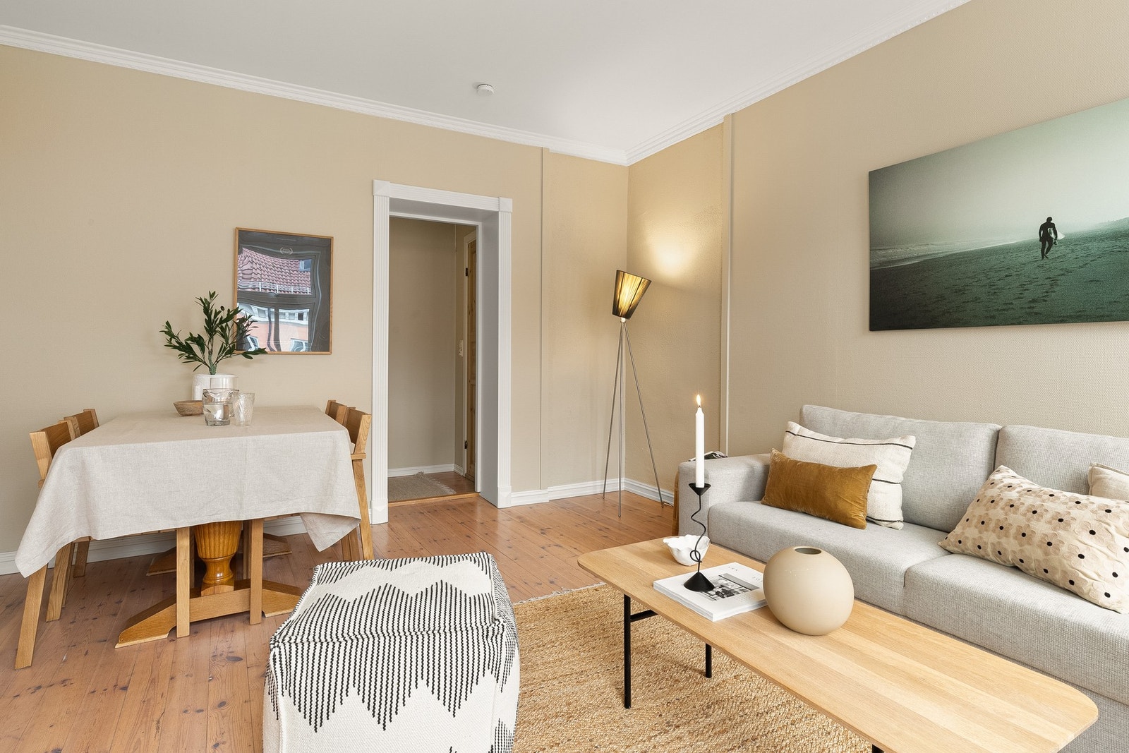 Stuen har flere naturlige møbleringssoner. Galleribilde