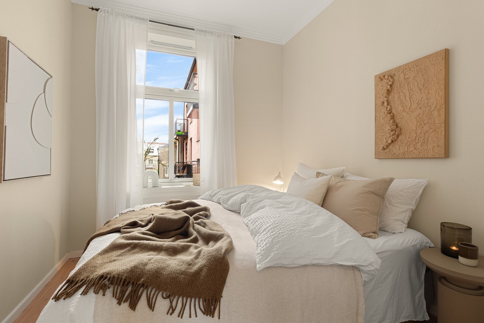 Soverommet er av god størrelse og utstyrt med garderobeskap for oppbevaring. Galleribilde